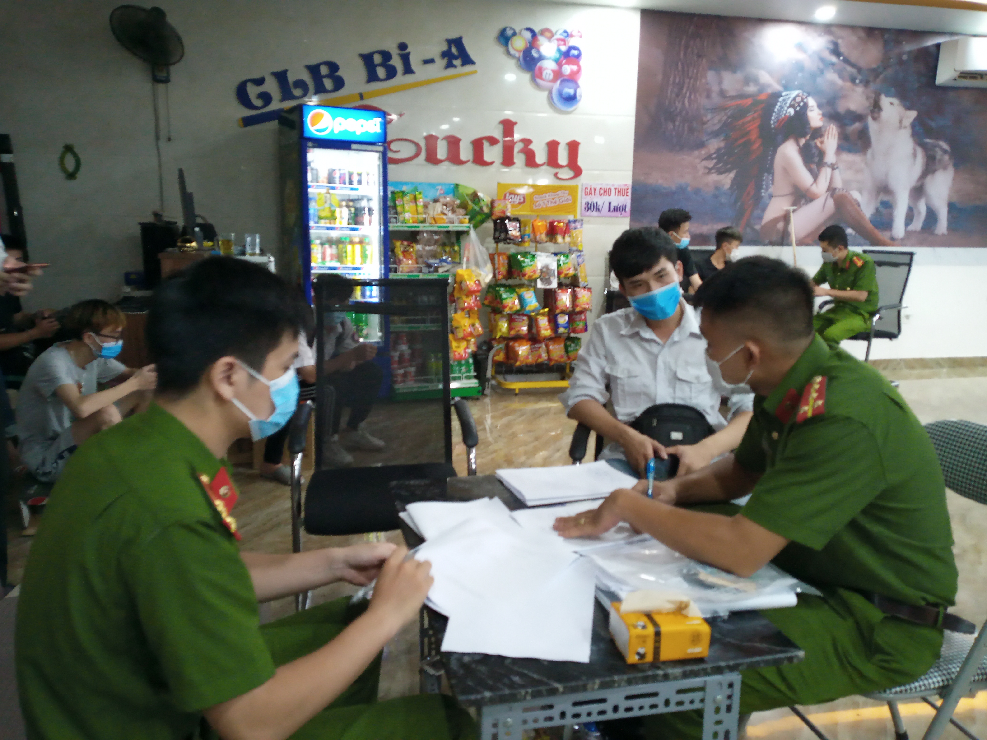 Xử lý quán Bi-a Lucky (số 69 Ngô Tất Tố, phường Kênh Dương) đón 19 khách